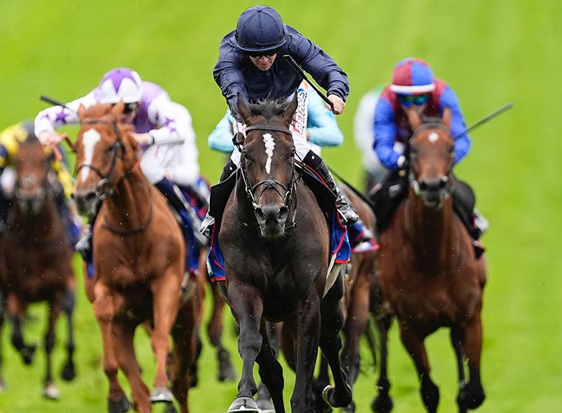 Wayne Lordan y Lambourn ascienden los últimos metros que llevan al mítico poste de madera de EpsomFotos: The Jockey Club/Megan Ridgewell