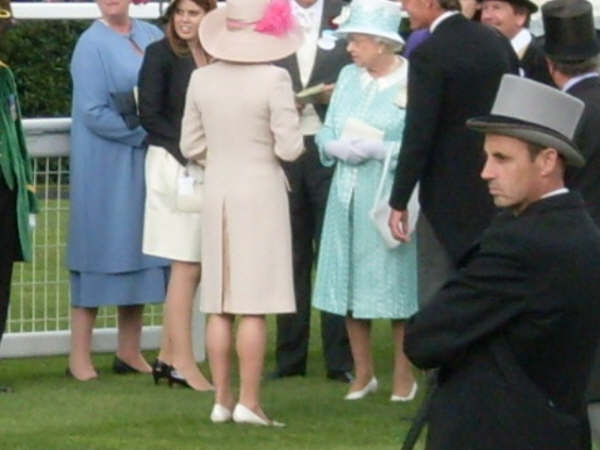 La reina  de Inglaterra en su real recinto de Ascot Foto: Shergar